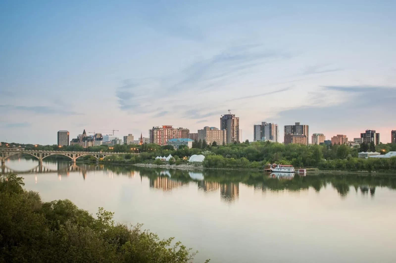 Saskatoon skyline over the South Saskatchewan River — executive coaching in Saskatoon, Saskatchewan, Canada